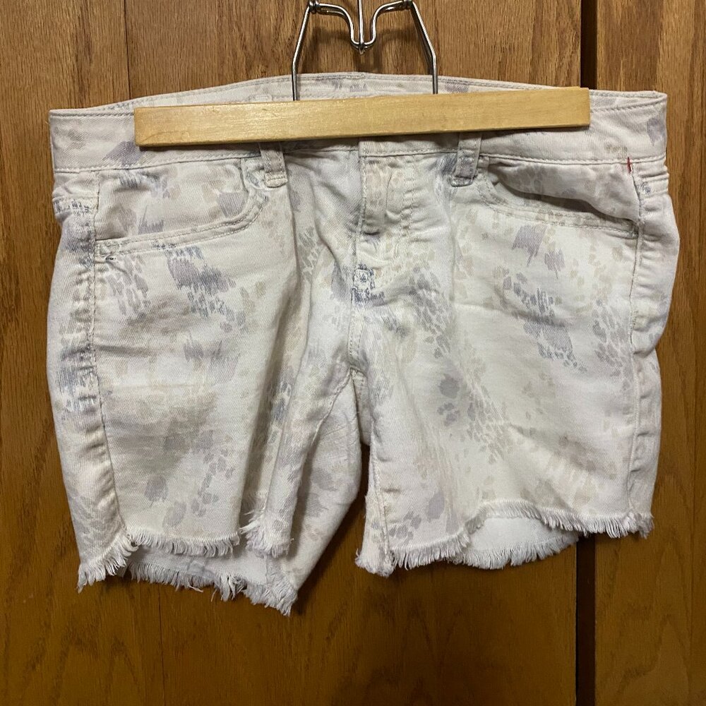 American Eagle Cream shorts distressed hem colored splatter